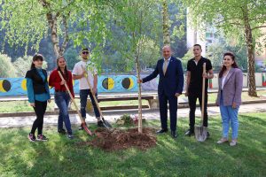 ZALESIAVANE BREZI 1204241 Кметът подкрепи инициативата по засаждане на нови брези на Алеята на космонавтите