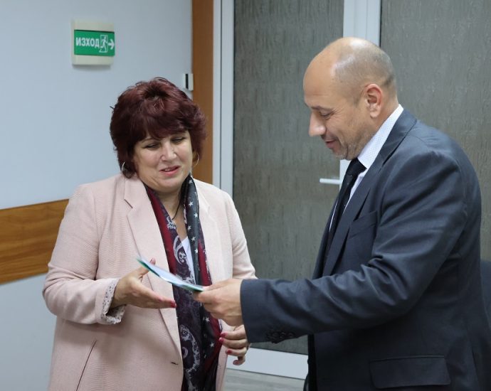 biudjeti 2504241 Кметът Страцимир Петков връчи бюджетите за 2024 г. на директорите и управителите на детските ясли, детската кухня, превантивно-информационен център и социалните услуги в община Ловеч