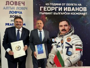 bta lovech 1104241 2 Отбелязването на 45-годишнината от полета на първия български космонавт в Ловеч влиза в априлския брой на списание ЛИК на БТА