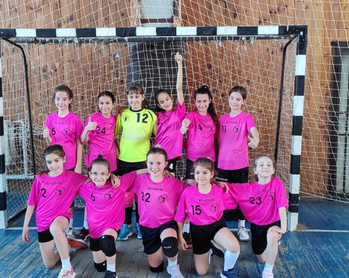 handball 804241 Браво на младите ловешки хандбалистики! Момичетата на Ловеч 98 завършиха редовният сезон на първо място
