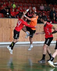 handball lovech 2404241 1 Пред пълни трибуни в ловешката хандбална зала отборите на Осъм и Локомотив сътвориха истинско дерби