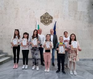 nagradi konkurs 804241 Областният управител и Директорът на Държавно горско стопанство Ловеч наградиха авторите на най-добрите творби от конкурса за рисунка на тема „Аз обичам българската гора“