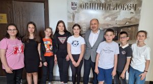 nikiforov 1404241 Ученици от 5. клас в ОУ „Хр. Никифоров“ представиха пред кмета своя проект „Преоткриваме родния си град“, класирал се на седмо място в националния кръг на олимпиадата по гражданско образование