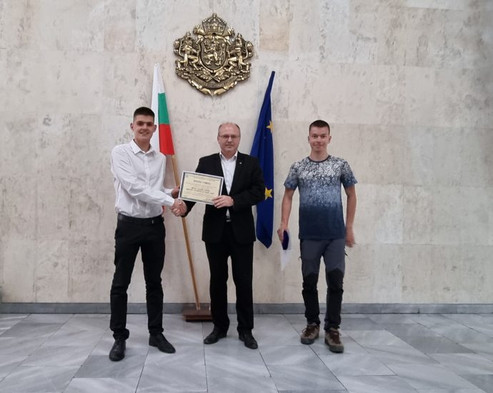 ou nagrada 1304241 2 Областният управител на Ловеч Виктор Стойчев с почетна грамота от ОКСУП