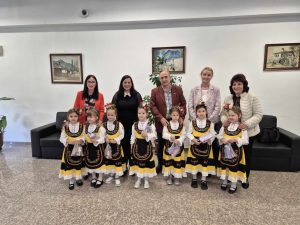 peikuvane 2604241 1 Децата от ДГ „Васил Левски“ Тетевен наричаха за здраве и пресъздадоха обичая „Пейкуване“