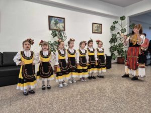 peikuvane 2604241 2 Децата от ДГ „Васил Левски“ Тетевен наричаха за здраве и пресъздадоха обичая „Пейкуване“