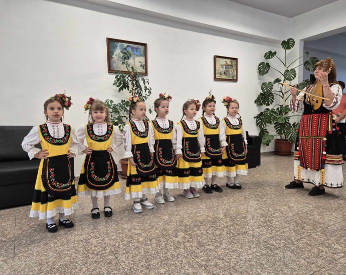 peikuvane 2604241 2 Децата от ДГ „Васил Левски“ Тетевен наричаха за здраве и пресъздадоха обичая „Пейкуване“