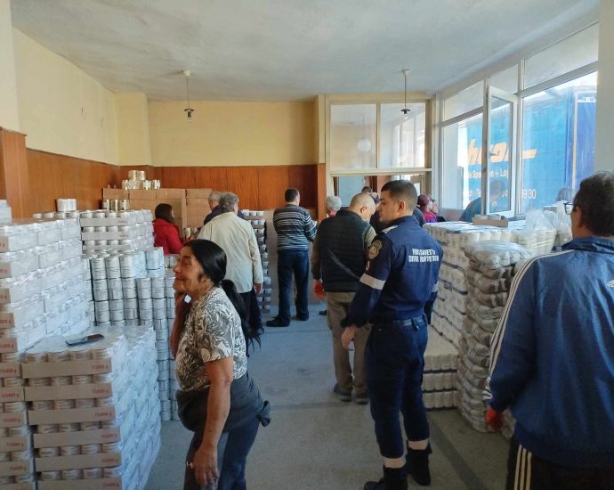 red cross 904241 4 БЧК ЛОВЕЧ ПРОДЪЛЖАВА ЗАРЕЖДАНЕ НА ПУНКТОВЕТЕ С ХРАНИТЕЛНИ ПАКЕТИ ПО ПРОГРАМА ЗА ХРАНИ И ОСНОВНО МАТЕРИАЛНО ПОДПОМАГАНЕ