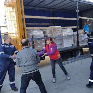 red cross 904241 7 БЧК ЛОВЕЧ ПРОДЪЛЖАВА ЗАРЕЖДАНЕ НА ПУНКТОВЕТЕ С ХРАНИТЕЛНИ ПАКЕТИ ПО ПРОГРАМА ЗА ХРАНИ И ОСНОВНО МАТЕРИАЛНО ПОДПОМАГАНЕ