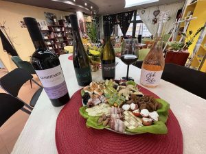 sluchvam chudesa 804242 Арт-Кафе-Книжарница Sluchvam chudesa при Роси представя програмата си за втората половина на месец април