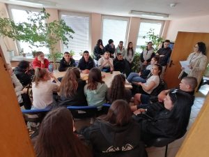 sreshta uchenisi business 1904241 1 Първият от поредица информационни дни за учениците от 10 клас на ловешките средни училища се проведе в Дирекция "Бюро по труда" - Ловеч