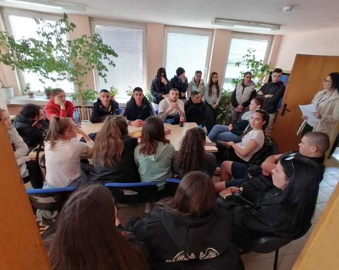 sreshta uchenisi business 1904241 1 Първият от поредица информационни дни за учениците от 10 клас на ловешките средни училища се проведе в Дирекция "Бюро по труда" - Ловеч