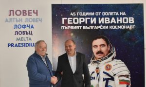 sreshta0kosmonavt 104241 1 Георги Иванов посрещна четвъртокласници от ОУ „Васил Левски“ в родния си дом, обсъди с кмета Петков честванията за 45 години от полета му в Космоса