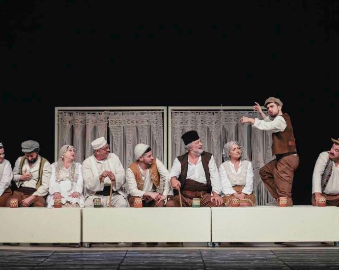 teather lovech 104241 1 Ловешкият драматичен театър с награди и признание на Национален фестивал на комедийните спектакли „Чудото”