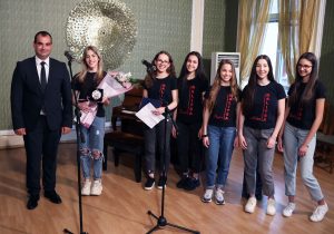 Loveshki mech 2205243 Носител на наградата "Ловешки меч" стана Пламен Тотев. Боряна Филипова и Тинка Симеонова бяха удостоени с плакет „Св. св. Кирил и Методий“