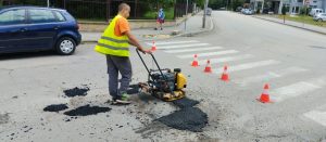 dupki remont 3005241 Продължава аварийното изкърпване на уличната мрежа в Ловеч. То се извършва поетапно и според атмосферните условия