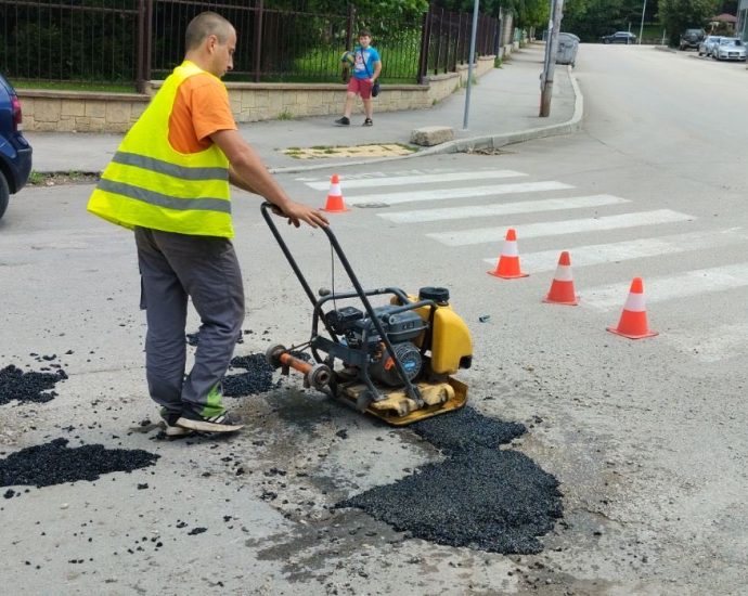 dupki remont 3005241 Продължава аварийното изкърпване на уличната мрежа в Ловеч. То се извършва поетапно и според атмосферните условия