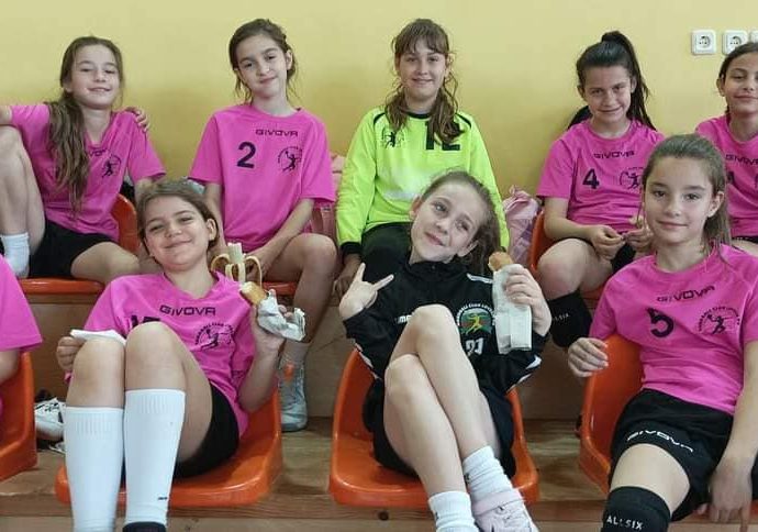 handbal devoiki 1405241 1 Невероятно представяне на 11 годишните хандбалистки