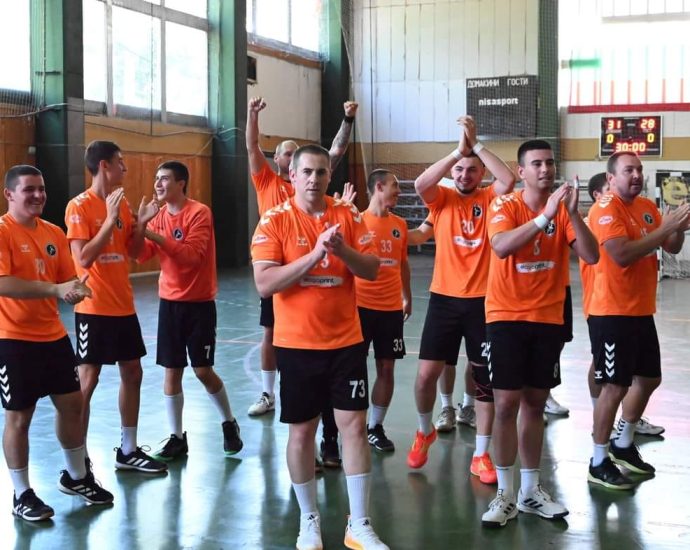 handbal osam 2805241 1 След победа над „Фрегата“ – Бургас хандбалстите на „Осъм“ – Ловеч спечелиха бронзовите медали от първенството на „А“ републиканска хандбална група