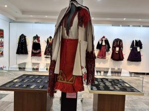 izlojba pafti 1005241 2 В Художествената галерия „Проф. Теофан Сокеров“ е открита изложба на автентични български носии и пафти