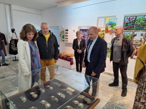 izlojba pafti 1005241 4 В Художествената галерия „Проф. Теофан Сокеров“ е открита изложба на автентични български носии и пафти