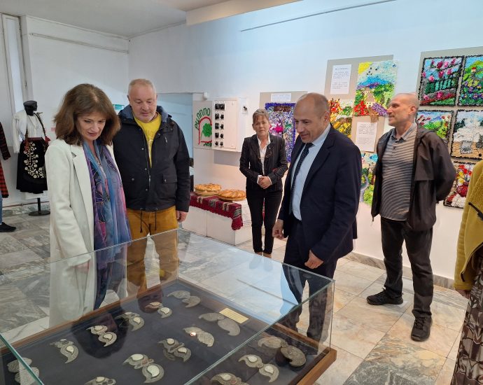izlojba pafti 1005241 4 В Художествената галерия „Проф. Теофан Сокеров“ е открита изложба на автентични български носии и пафти
