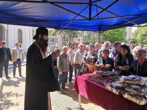 kozunaci veliden 505241 1 400 безплатни козунака и 400 писани яйца раздадоха днес на граждани зам.-кметовете на Община Ловеч Цветелин Винчев и д-р Алдин Начков