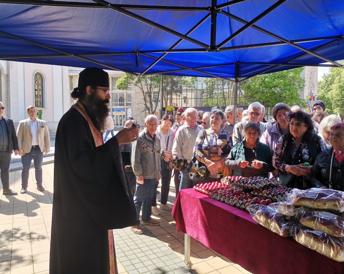 kozunaci veliden 505241 1 400 безплатни козунака и 400 писани яйца раздадоха днес на граждани зам.-кметовете на Община Ловеч Цветелин Винчев и д-р Алдин Начков