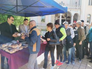 kozunaci veliden 505241 2 400 безплатни козунака и 400 писани яйца раздадоха днес на граждани зам.-кметовете на Община Ловеч Цветелин Винчев и д-р Алдин Начков