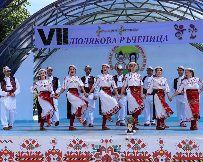 liuliakova rachenica 1205241 3 Танцовият състав „Лудо-младо“ от Лясковец спечели наградата на кмета за цялостен принос в 7-ия фестивал за обработен фолклор „Люлякова ръченица“