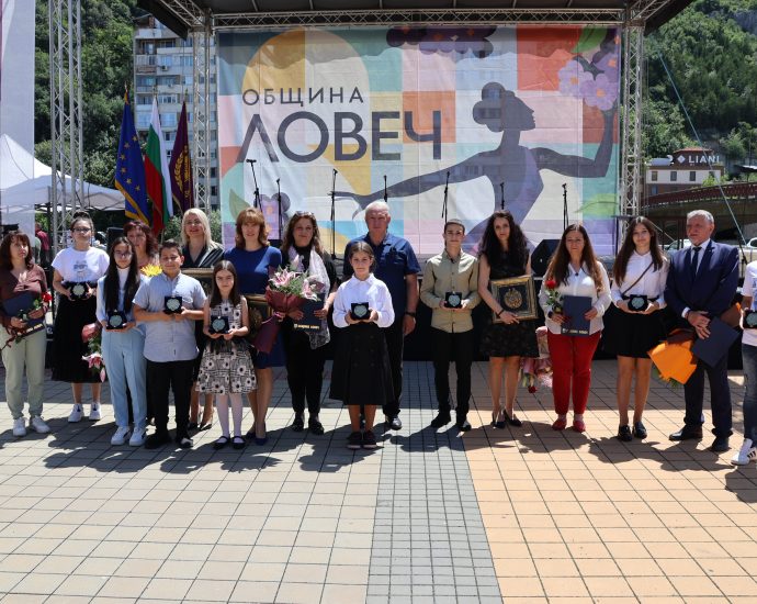 nagradi 24mai 2405241 Шестима учители бяха удостоени днес с ежегодната персонална награда на Община Ловеч барелеф „Св. св. Кирил и Методий“