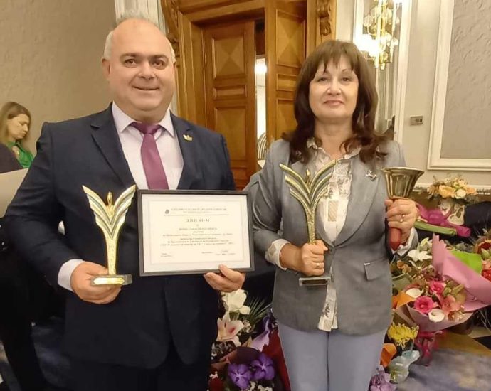 nagradi uchiteli 1405241 Венцеслав Георгиев и Теменужка Манолова а отличени в конкурса на Съюза на българските учители (СБУ) „Учител на годината“