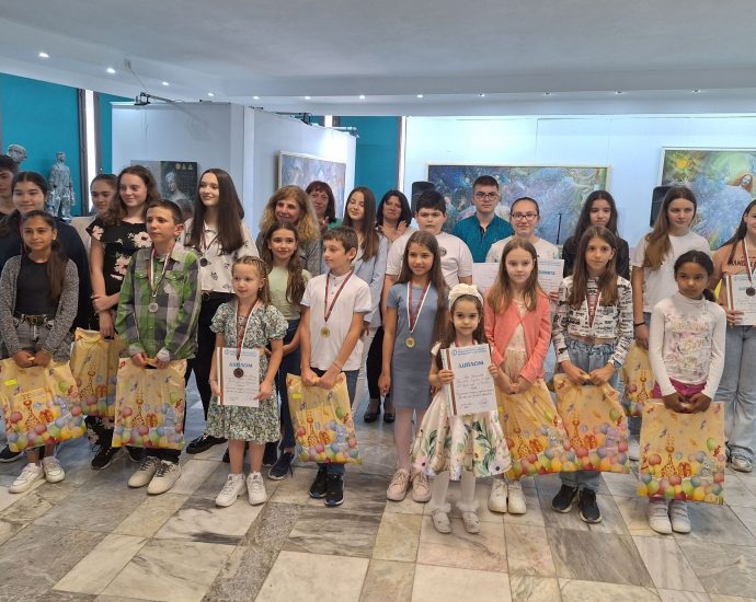nagrajdavane konkurs 3005241 3 На церемония в Художествената галерия „Проф. Теофан Сокеров“ бяха наградени победителите от Националния конкурс за детска рисунка, компютърна рисунка и есе на тема „Детство мое - реално и вълшебно“