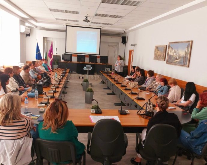 obuchenie 2005241 2 В Ловеч се проведе поредното продължаващо обучение на медицински специалисти, членове на Българската асоциация на професионалистите по здравни грижи (БАПЗГ) към Регионалната колегия - Ловеч