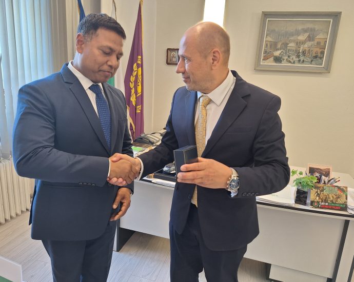 poslanik india 1105241 Кметът Страцимир Петков проведе официална среща с посланика на Република Индия в България Санджай Рана