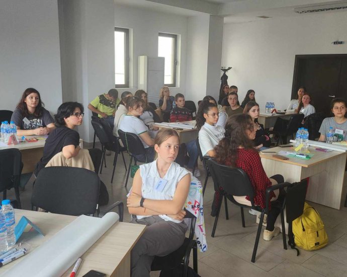 svetovno kafene 2305241 3 Ученици от троянските училища дискутираха по темата „Контрол на дигиталната зависимост“