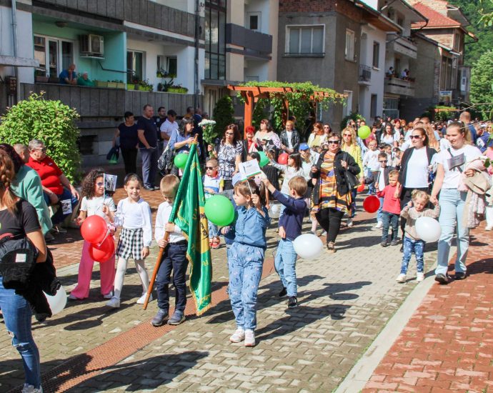teteven 24mai 2405241 7 Стотици възпитаници на училища и детски градини се включиха в празничното шествие по случай 24 май в Тетевен