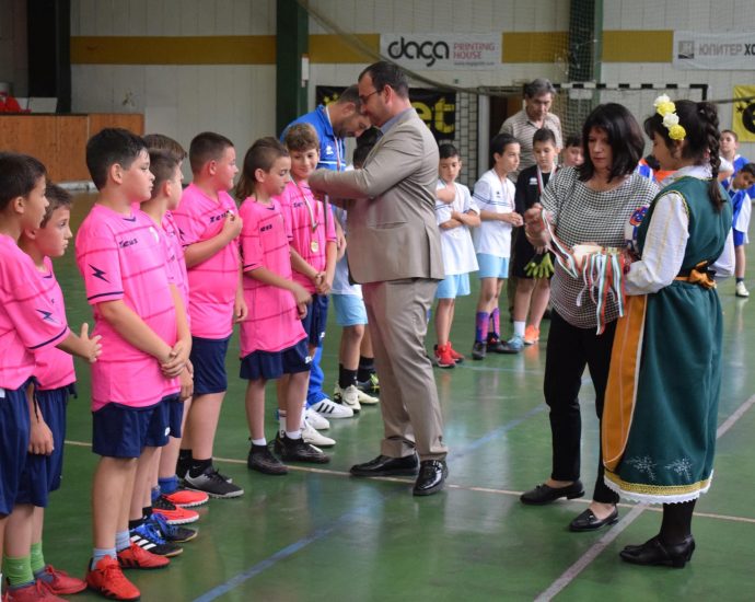 turnir football 805241 2 ОУ „Васил Левски“ е победителят в турнира по футбол на малки врати от спартакиадата „Пламъчета сини“
