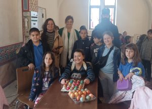 velikden jaica 105241 2 Ученици от ЧНУ „Свети Седмочисленици“ боядисаха яйца, дариха ги на детското отделение