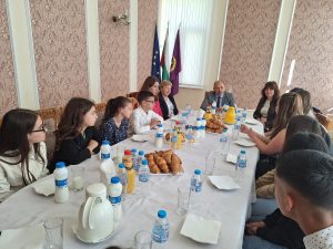zakuska kmet 29051241 Кметът Страцимир Петков покани на работна закуска ученици от ловешки училища