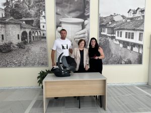 medalion troyan 706241 2 От първи юни, Ден на детето, символично всяко новородено троянско дете, с постоянен адрес в община Троян, ще получава подарък – медальон „Гражданин на Троян“