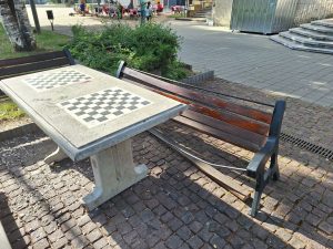 peiki vandali 2006241 1 Шахматната маса в Градската градина осъмнаха със счупени и липсващи елементи, откъртена е и металната конструкция