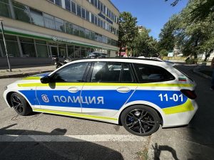 police auto 506241 3 17-годишен неправоспособен е задържан от полицията в автомобил с регистрационни табели издадени за друго МПС