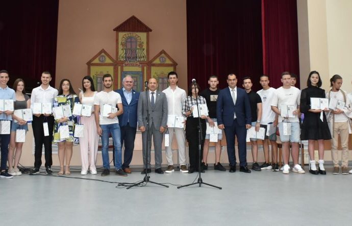 ppmg 1806241 2 97 зрелостници получиха дипломите си за завършено средно образование на тържествена церемония в Профилираната природо-математическа гимназия (ППМГ) в Ловеч