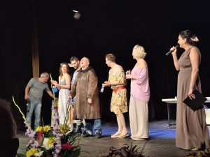 premiera teater 706241 1 С продължителни аплодисменти, поздравления и много цветя бе възнаградена премиерата на „Дъхът на дявола“ („Бурунданга“) в Драматичен театър- Ловеч