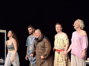 premiera teater 706241 2 С продължителни аплодисменти, поздравления и много цветя бе възнаградена премиерата на „Дъхът на дявола“ („Бурунданга“) в Драматичен театър- Ловеч