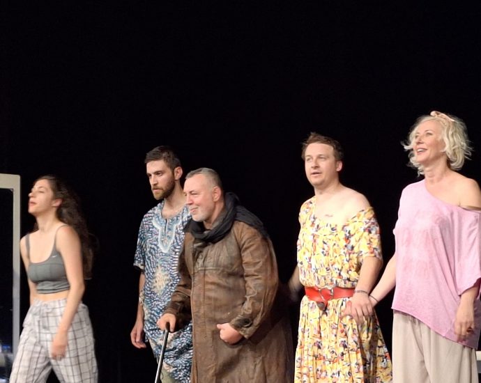 premiera teater 706241 2 С продължителни аплодисменти, поздравления и много цветя бе възнаградена премиерата на „Дъхът на дявола“ („Бурунданга“) в Драматичен театър- Ловеч
