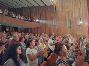 premiera teater 706241 3 С продължителни аплодисменти, поздравления и много цветя бе възнаградена премиерата на „Дъхът на дявола“ („Бурунданга“) в Драматичен театър- Ловеч