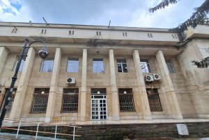 theatre fasada 406241 1 Сградата на Ловешкия театър от днес възвърна автентичната си фасада с белите колони и декоративна украса на прозорците