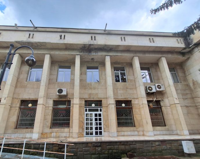theatre fasada 406241 1 Сградата на Ловешкия театър от днес възвърна автентичната си фасада с белите колони и декоративна украса на прозорците